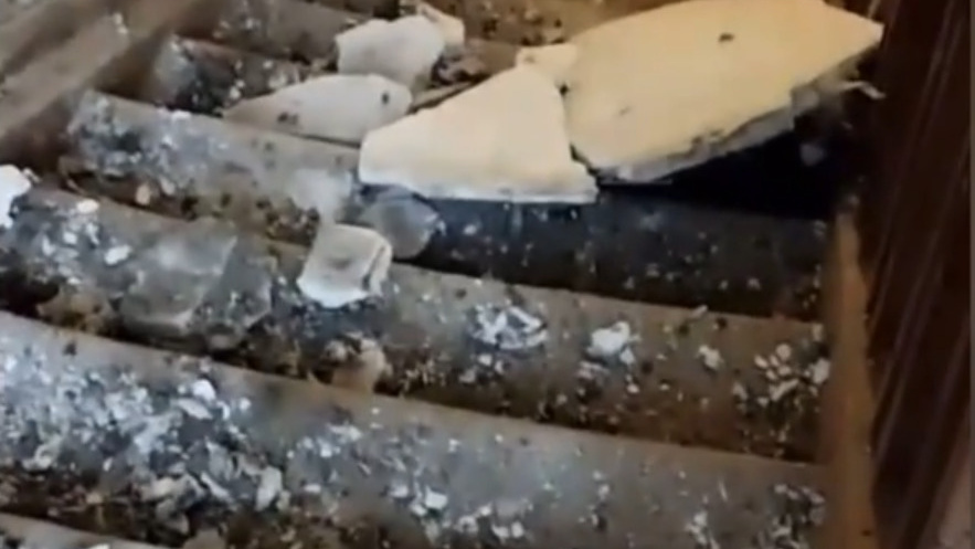 «Ждете, когда кого-то убьет?»: в Самаре в многоквартирном доме обвалился потолок в подъезде