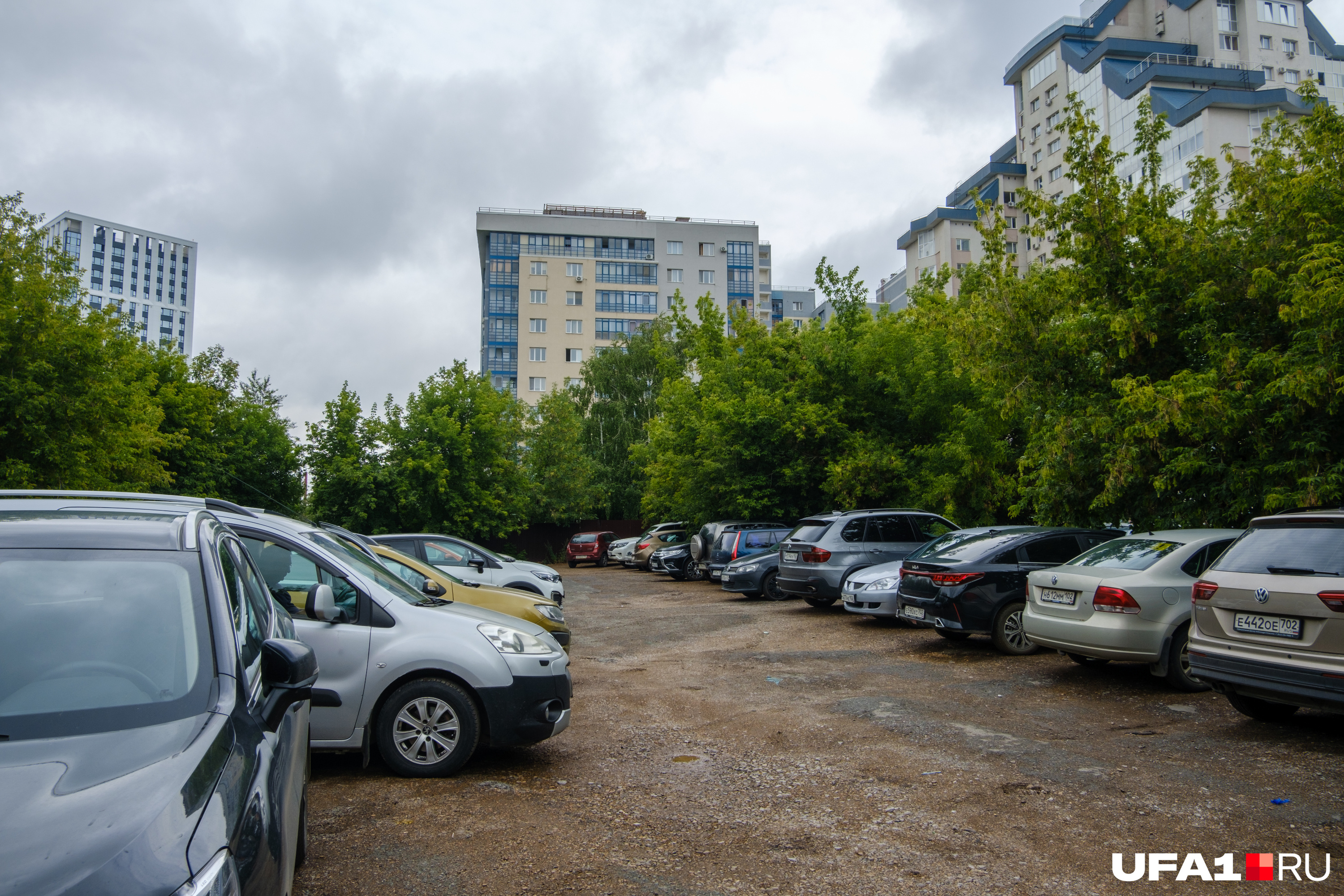 Дома по прямой относятся к Менделеева, а тот, что справа, — к Сочинской