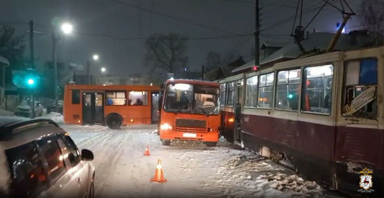 В Канавинском районе автобус влетел в трамвай. Пострадали две женщины