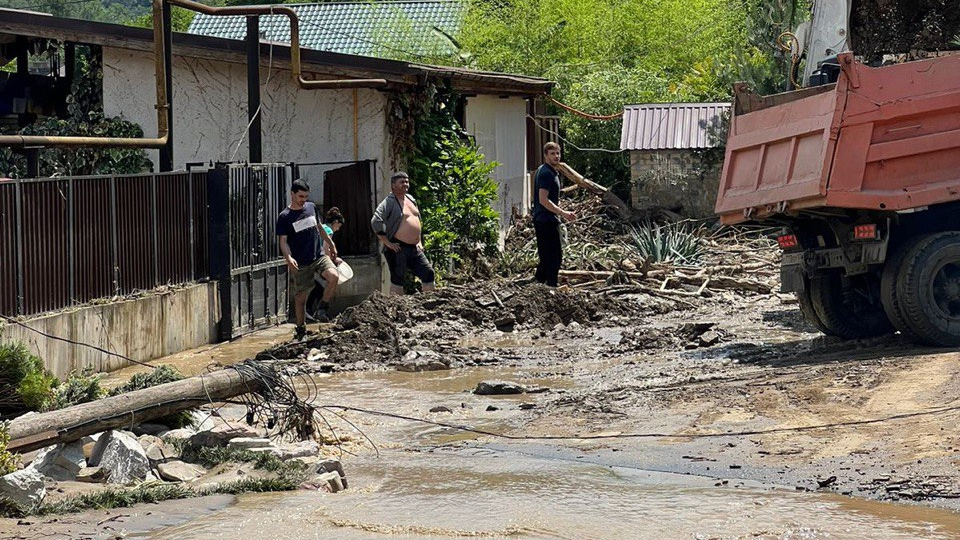 «Воды было по окна»: переехавшие в Сочи челябинцы рассказали, как на курорте переживают последствия потопа