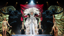 Перья, блестки и огни — как Киркоров завел Новосибирск на юбилейном концерте (считаем наряды поп-короля)