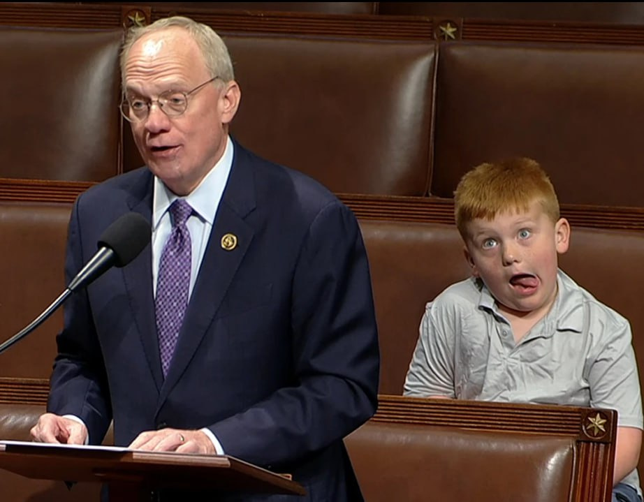 Рыжий мальчик затмил всех кривляньями во время выступления отца в Конгрессе США. Видео