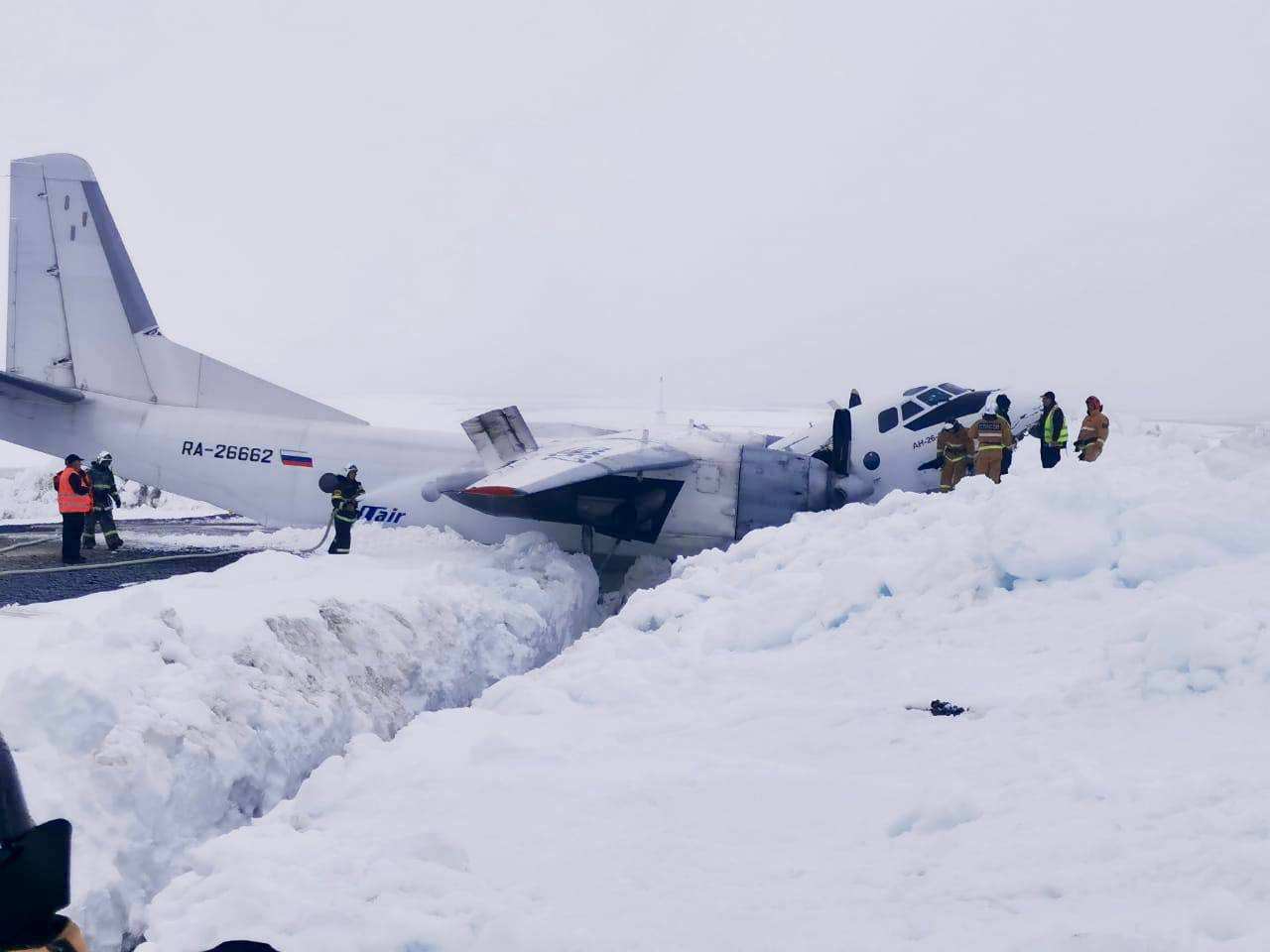 Самолет Ан-26 совершил жесткую посадку на Ямале. Есть пострадавшие - 14  июня 2024 - ФОНТАНКА.ру