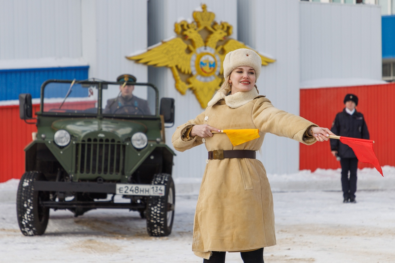 Бабушка регулировщица воронеж. Регулировщицы Волгоград. Регулировщица у Бранденбургских ворот. Волгоградские регулировщицы.