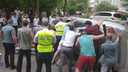 Chevrolet перевернулся на Пермитина: ставить автомобиль на колеса помогли очевидцы — фото