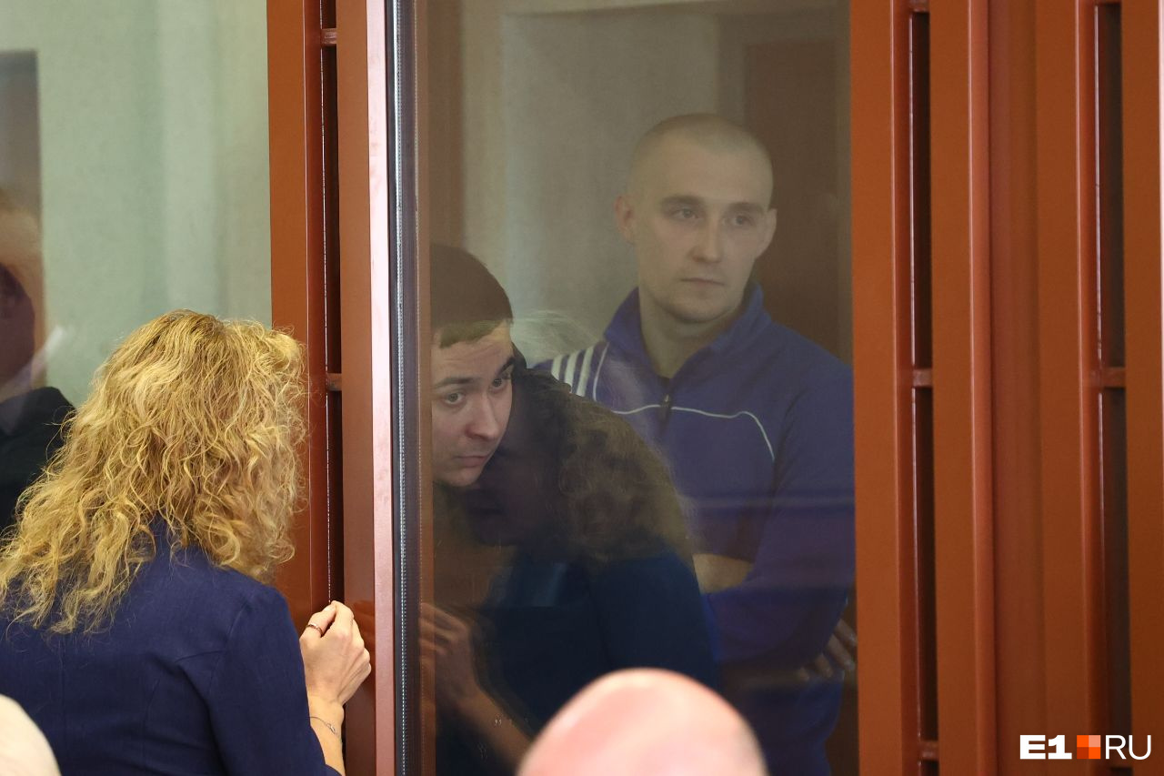 Васильев (справа в синей кофте) был единственным, кто полностью признал вину