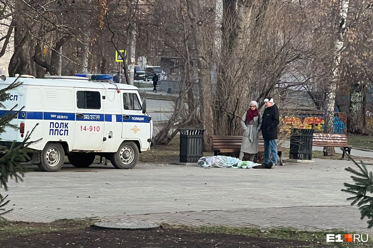 Рядом с выходом к метро в Екатеринбурге внезапно умер мужчина