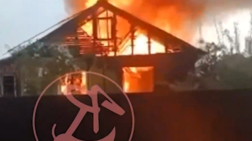«Попала молния, и вспыхнуло»: в Ярославской области загорелся жилой дом. Видео