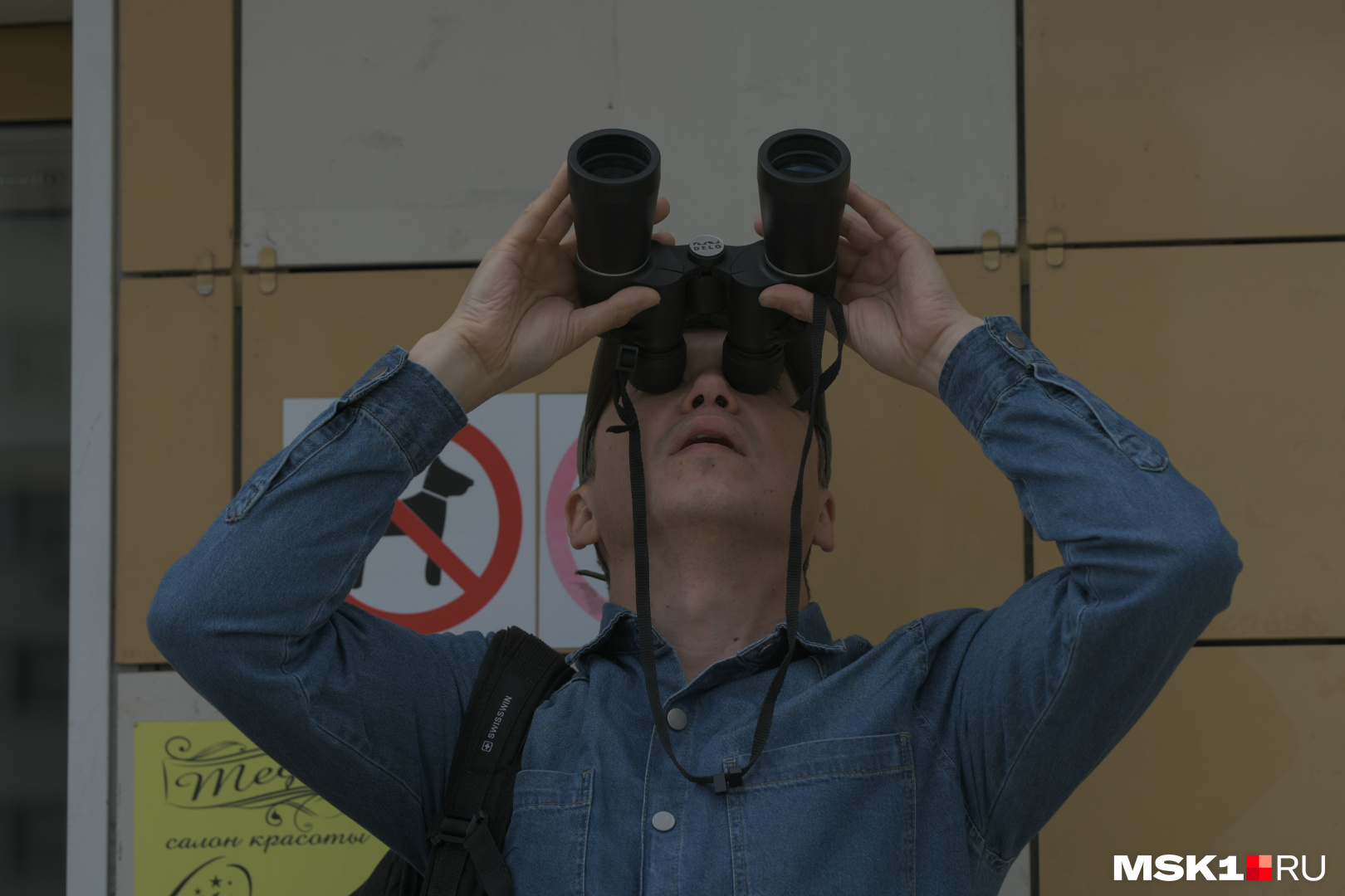 Дмитрий до сих по не уходит и продолжает наблюдать за происходящим у дома на Атласова в Московском