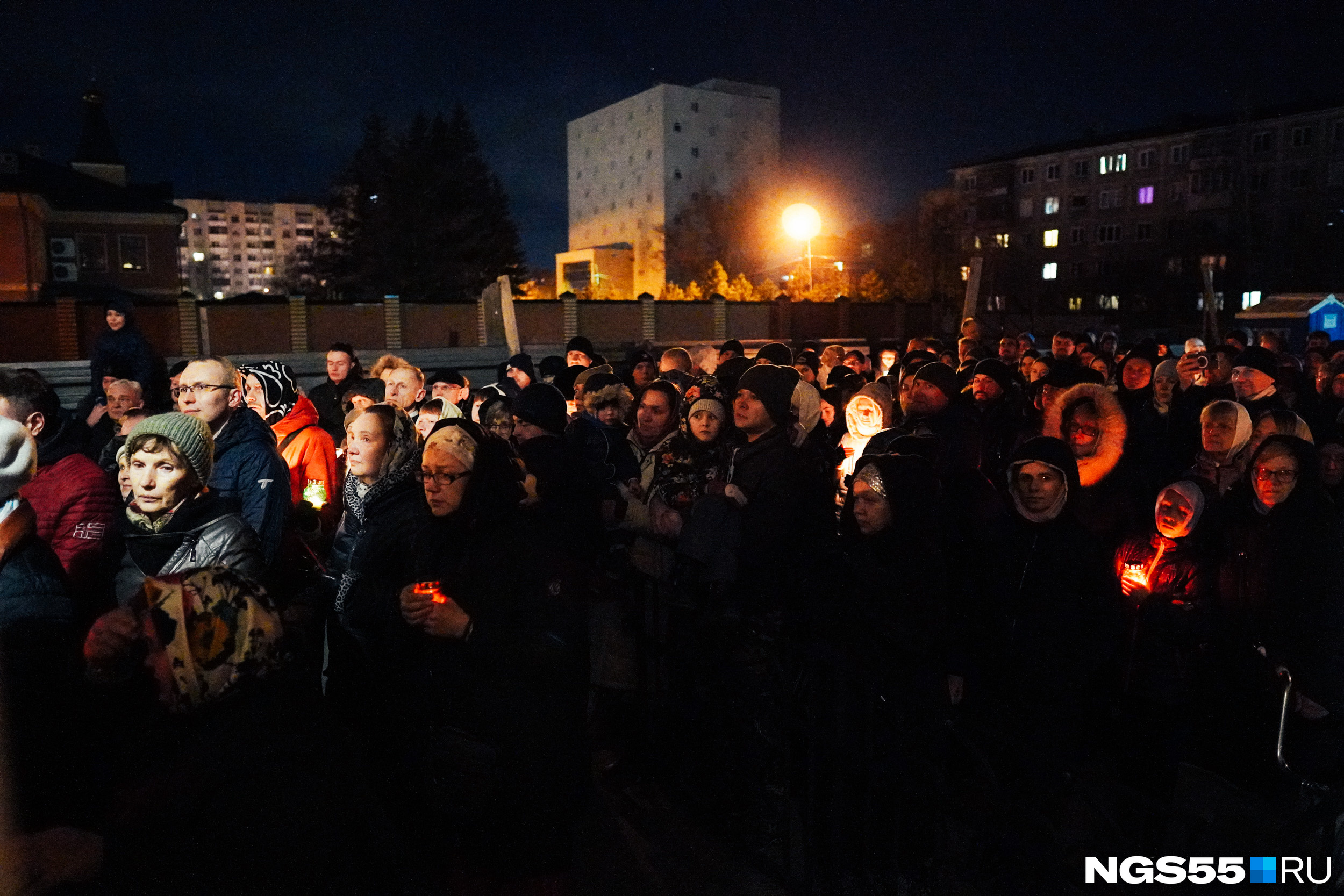 Тем временем людей становилось все больше и больше Тем временем людей становилось все больше и больше