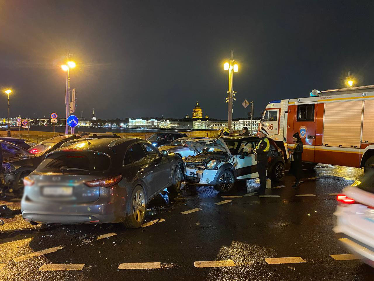 На съезде с Благовещенского моста встретились трое. В массовом ДТП никто не  пострадал, но ремонт обойдется в копеечку | 08.10.2023 | Санкт-Петербург -  БезФормата