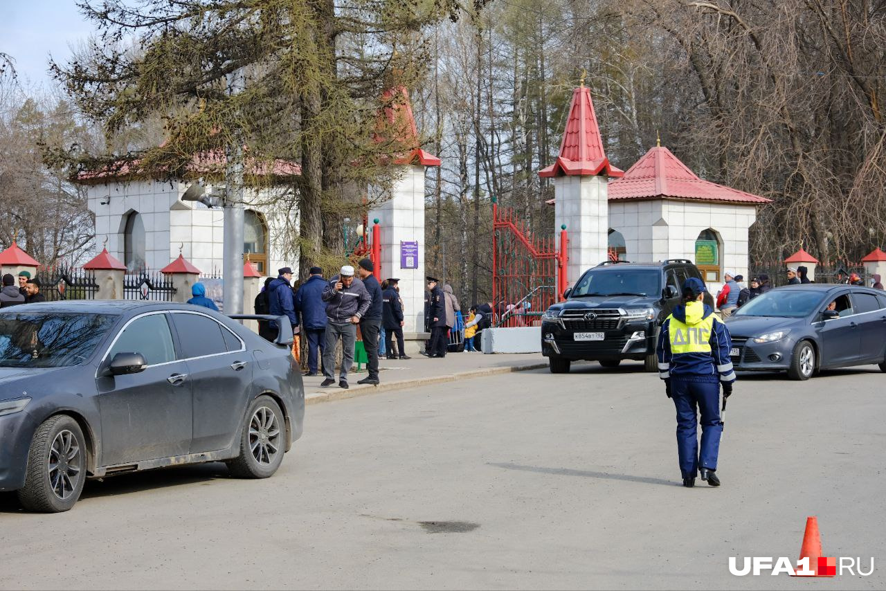 Вообще, в исламе не одобряется попрошайничество, но разрешается при крайней необходимости