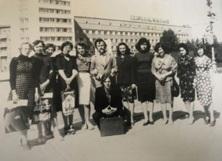 Виктор (в центре) и его однокурсники из музучилища Виктор (в центре) и его однокурсники из музучилища