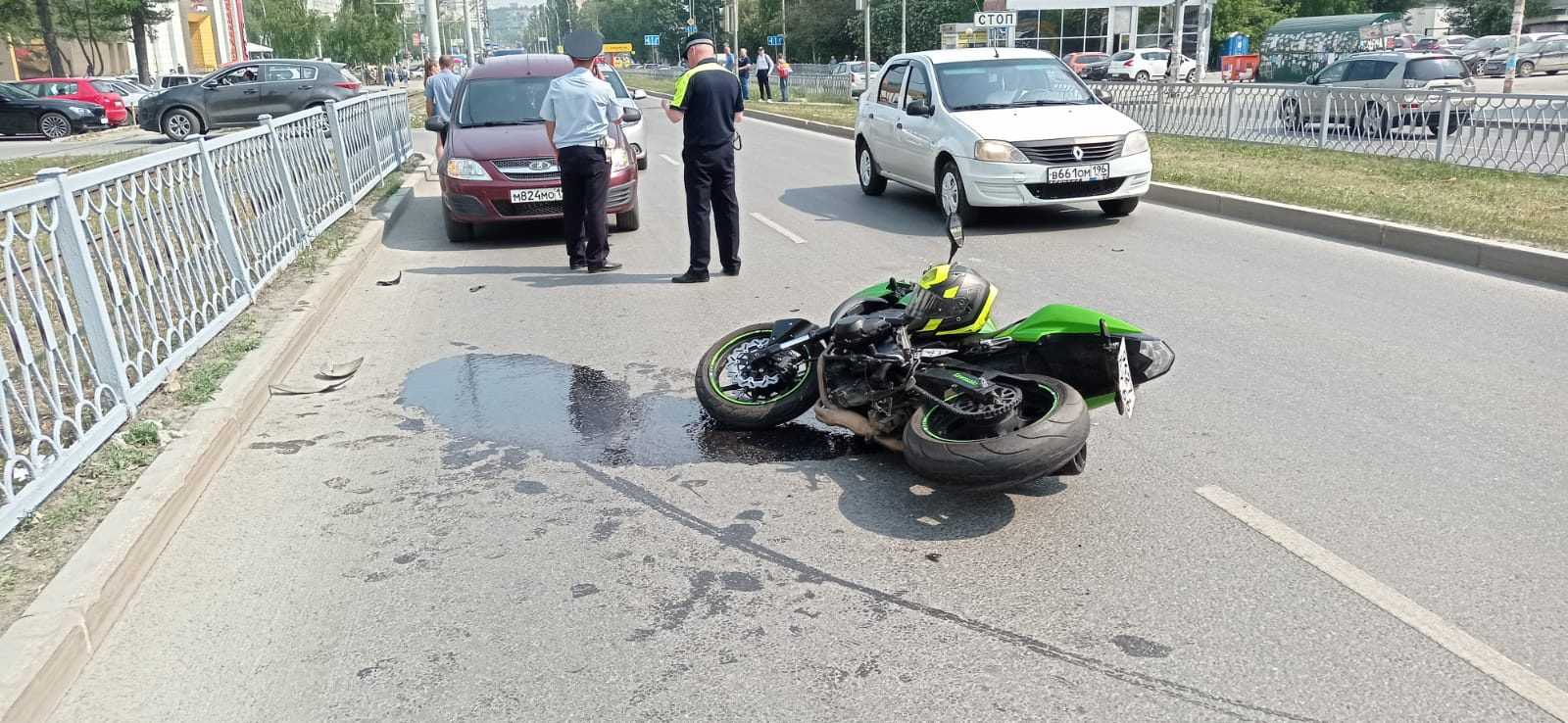В Екатеринбурге водитель сбил мотоциклиста и даже не остановился, чтобы помочь ему