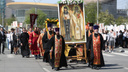 В память Кирилла и Мефодия: по центру Новосибирска прошли тысячи православных с буквами — 11 фото