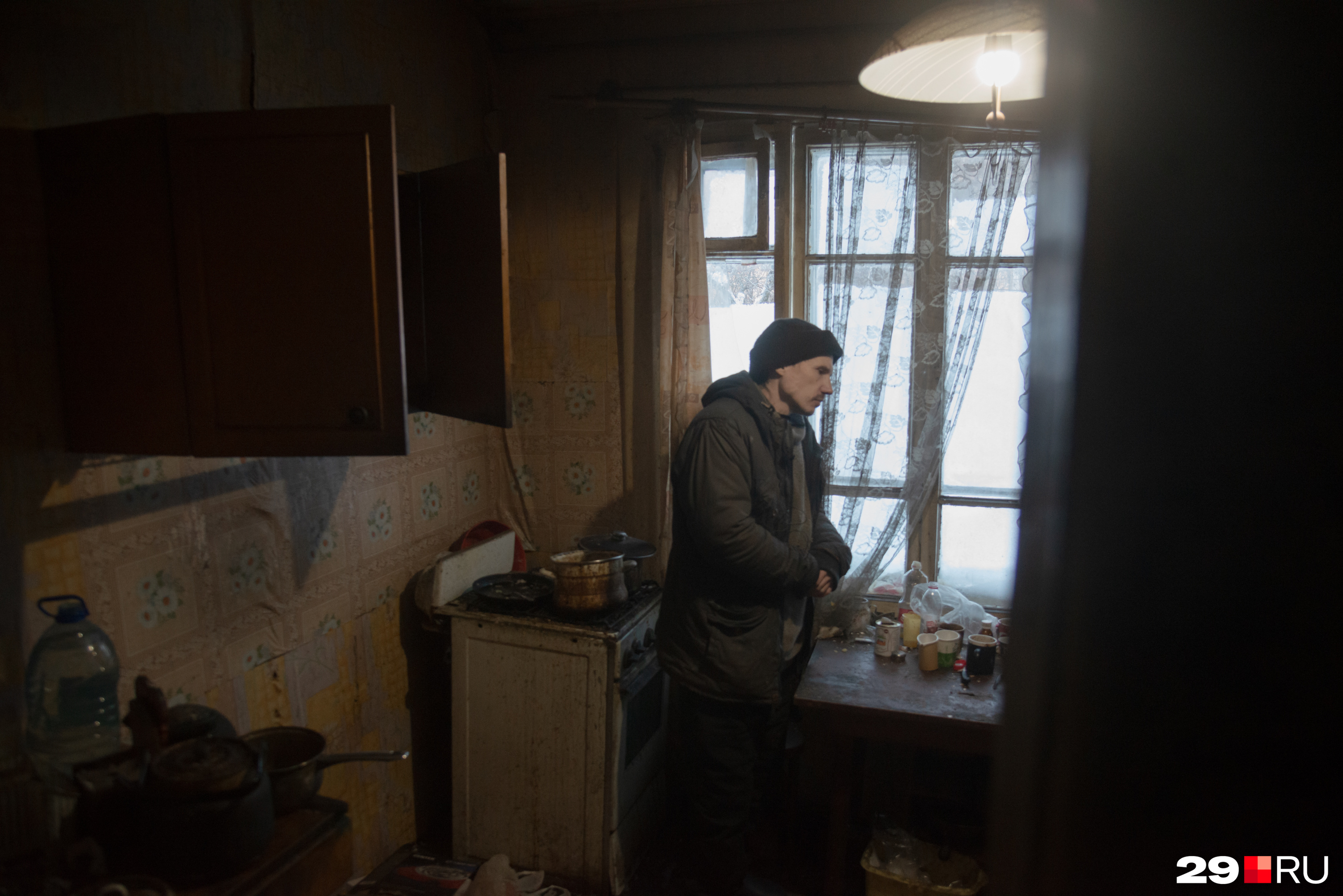 Один из жильцов квартиры Сергей Березин. На кухне работает свет, а также небольшая электроплитка. А вот холод тут жуткий