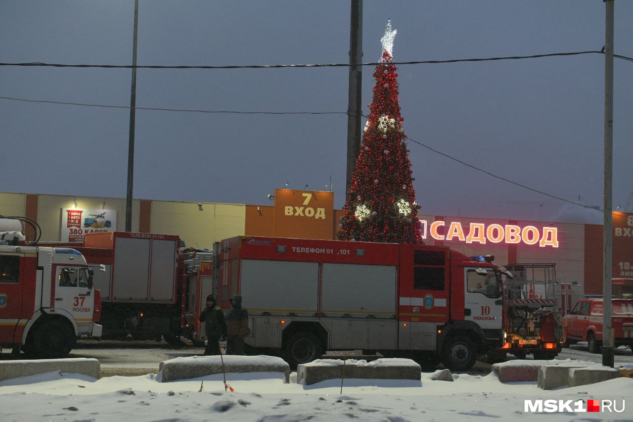 В Москве загорелся рынок «Садовод», полыхают павильоны: объясняем, откуда  густой дым на МКАДе и насколько сильный пожар, происходит эвакуация людей,  рассказываем, что горит - 1 декабря 2023 - msk1.ru