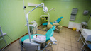«Сказала вырвать десну пинцетом для бровей»: пациентка Бердской ЦГБ заявила, что стоматолог довела ее на приеме до слез
