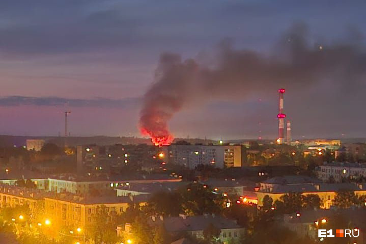 Пламя видно издалека: в Екатеринбурге вспыхнул мощный пожар. Видео
