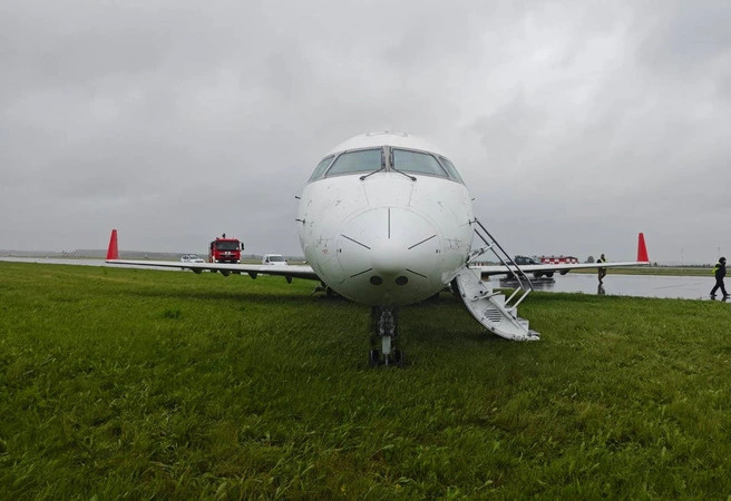 В Кольцово шторм снес самолет со взлетно-посадочной полосы. Всё, что известно о ЧП