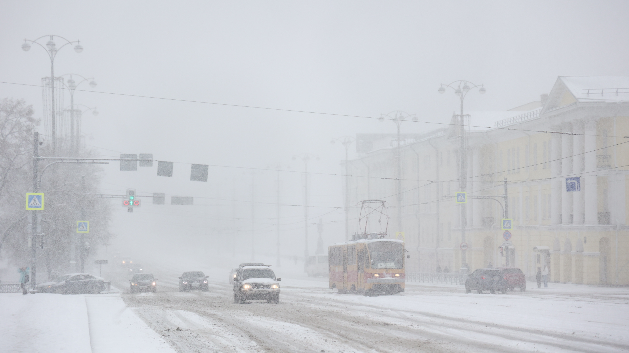 Екатеринбург замело мощным снегопадом. Вышел ли на линию общественный транспорт?