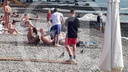 Влюбленную парочку, занимающуюся сексом на пляже в Сочи среди бела дня, смогла остановить только холодная вода