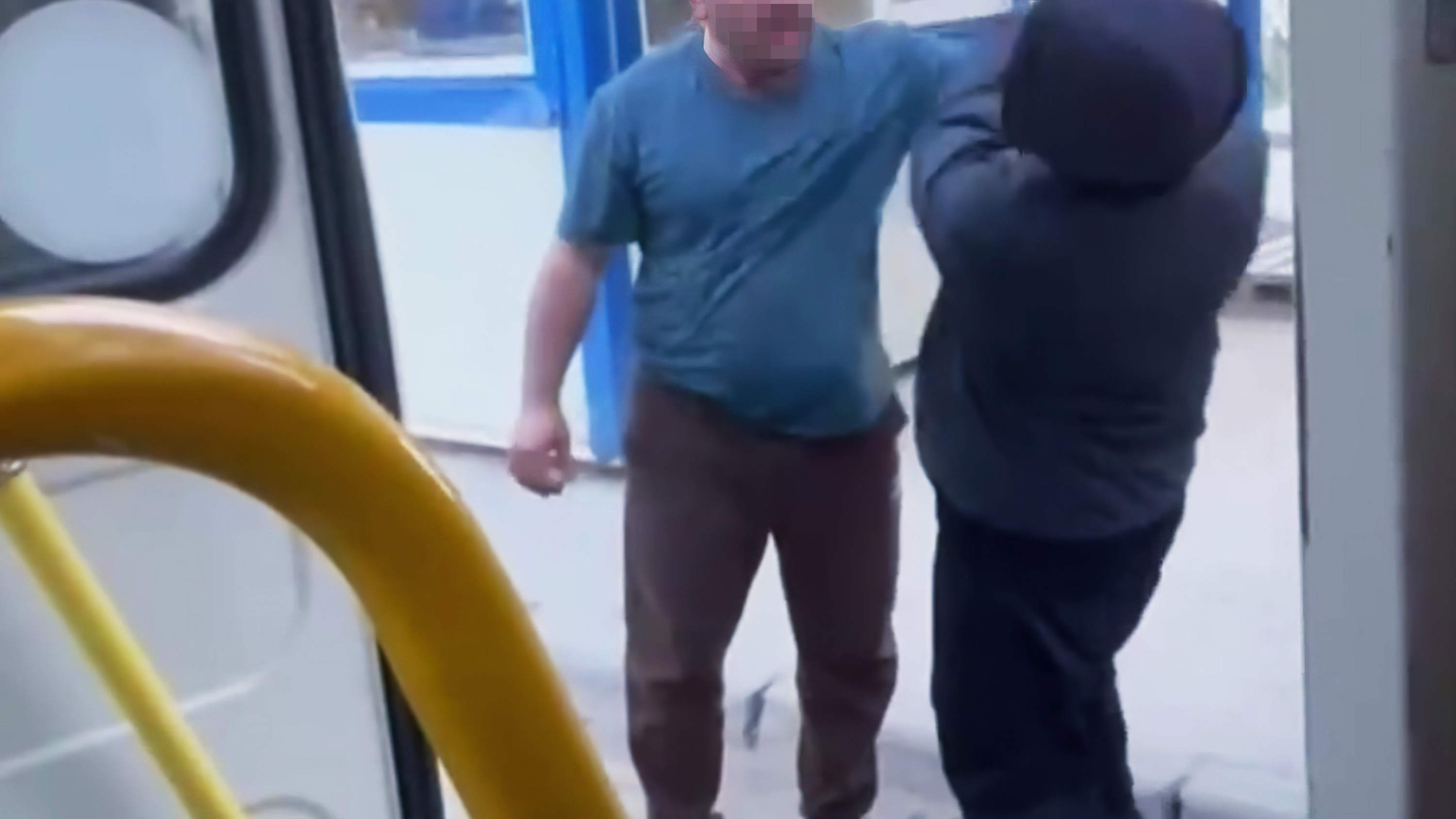 В Якутске водитель автобуса ударил подростка. Что стало причиной конфликта?