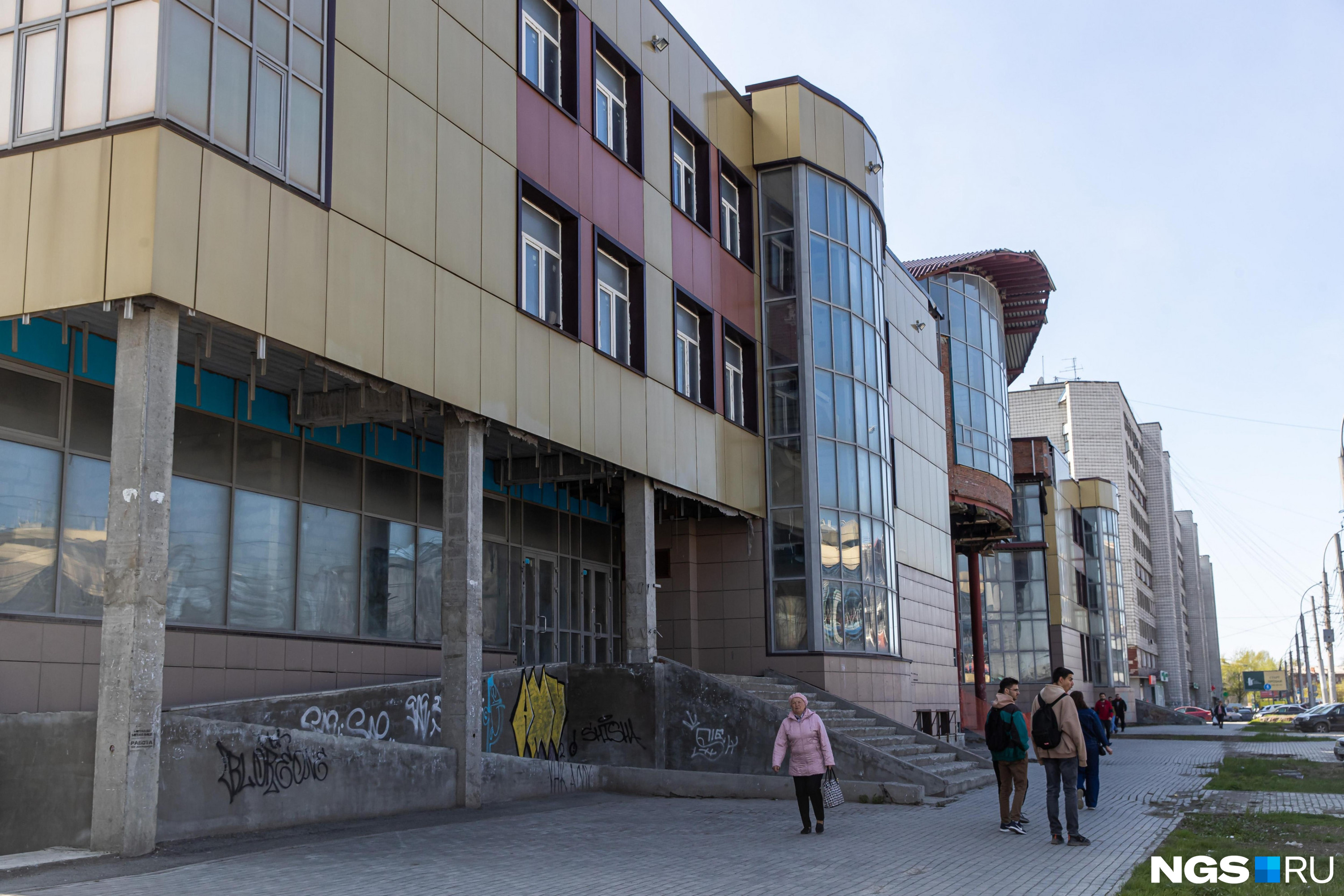 Долгострой выделяется среди функционирующих зданий на улице Покрышкина Долгострой выделяется среди функционирующих зданий на улице Покрышкина