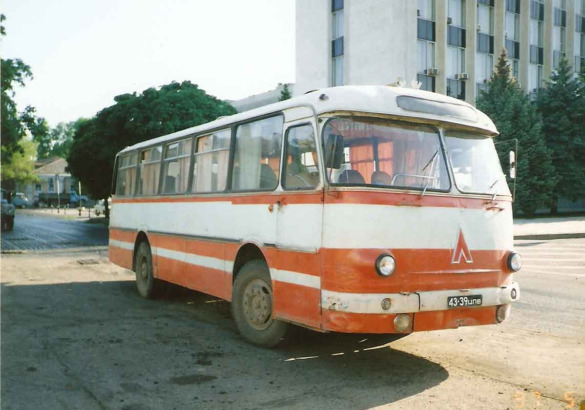 Автобус ЛАЗ стоит на улице Красноармейской на фоне здания мэрии Краснодара