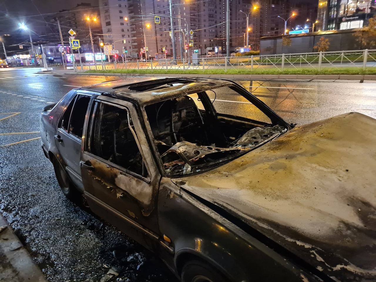 «Уже стервятники кружатся». Культовый автомобиль сгорел в Петербурге в полночь