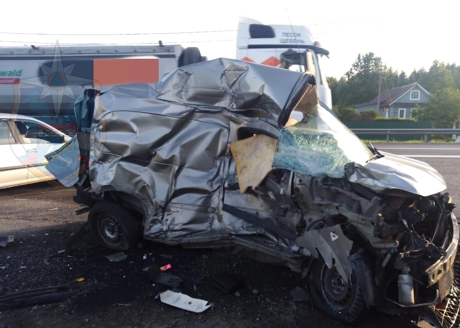 В страшно смятой машине на Московском шоссе погиб иностранец
