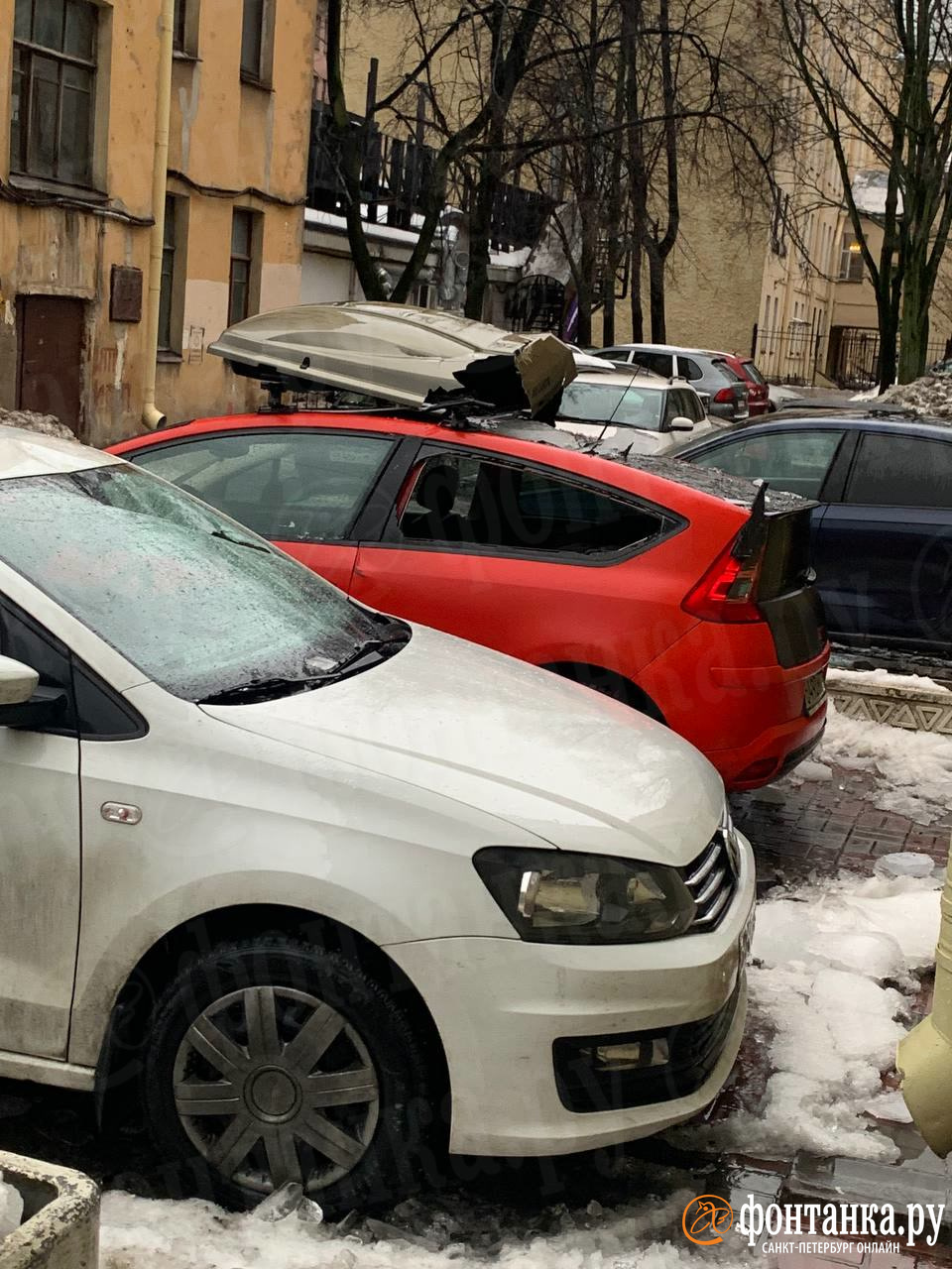 Наледь и сосульки с крыш падают на людей в Петербурге, видео - 19 декабря  2023 - ФОНТАНКА.ру