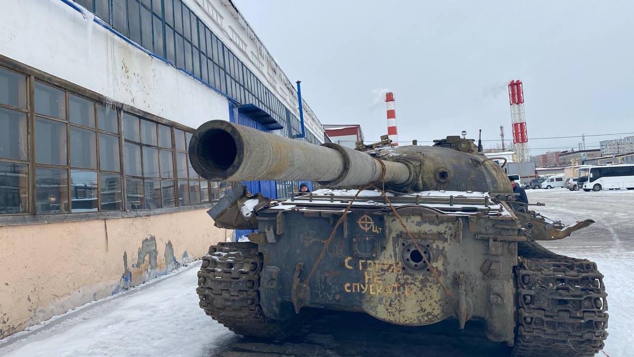 В Сургут доставили списанный танк Т-62
