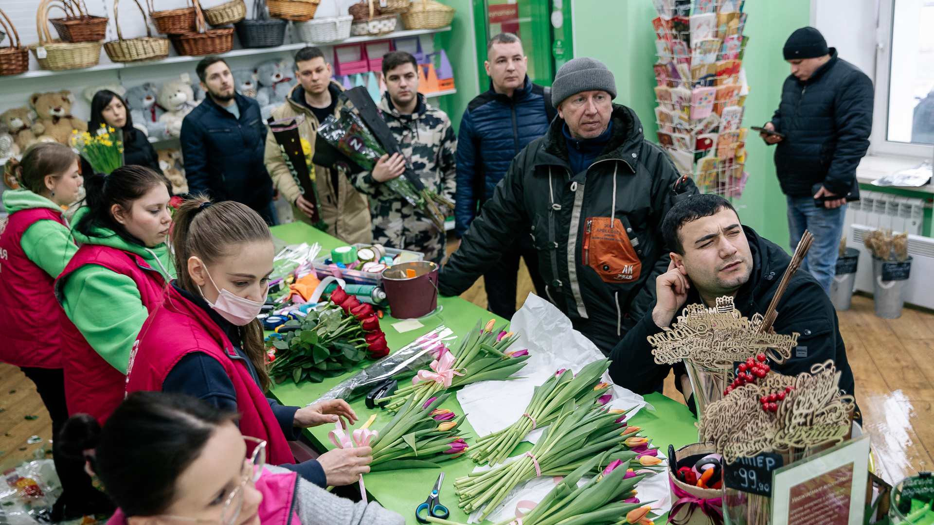 Тюльпанное безумие: покупатели сметают с прилавков все цветы в Кемерове