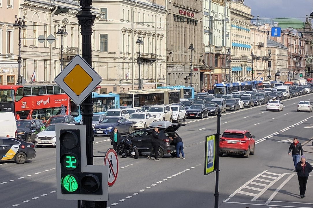 Байкер ловко пересел на капот автомобиля посреди Невского проспекта