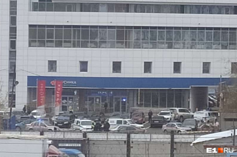 В Екатеринбурге вооруженные силовики ворвались в здание фирмы, директор которой внезапно пропала