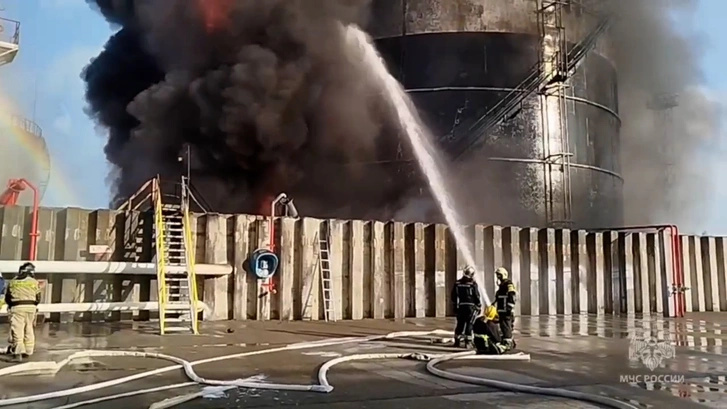 Резервуар с нефтепродуктами в Азове после атаки БПЛА горит уже больше суток