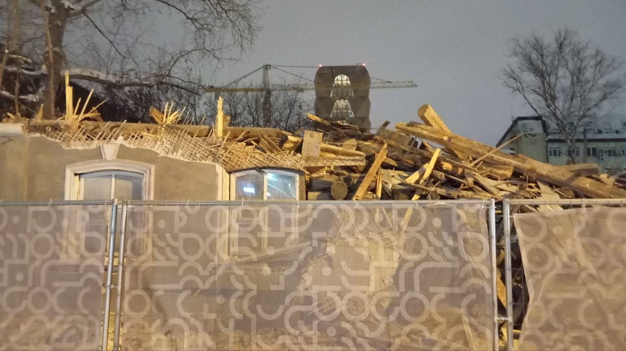 Под покровом ночи: в Екатеринбурге снесли историческое здание. Всё ради новостроек