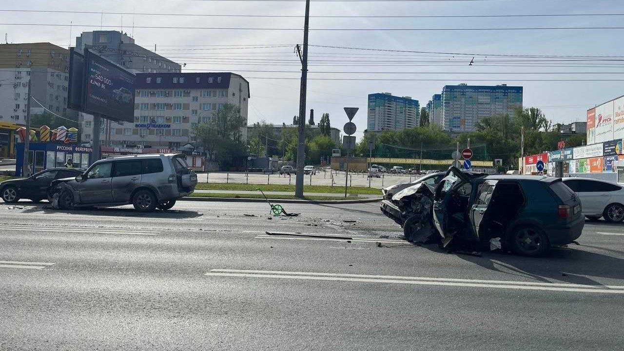 Volkswagen против Mitsubishi: на Московском шоссе лоб в лоб столкнулись легковушки