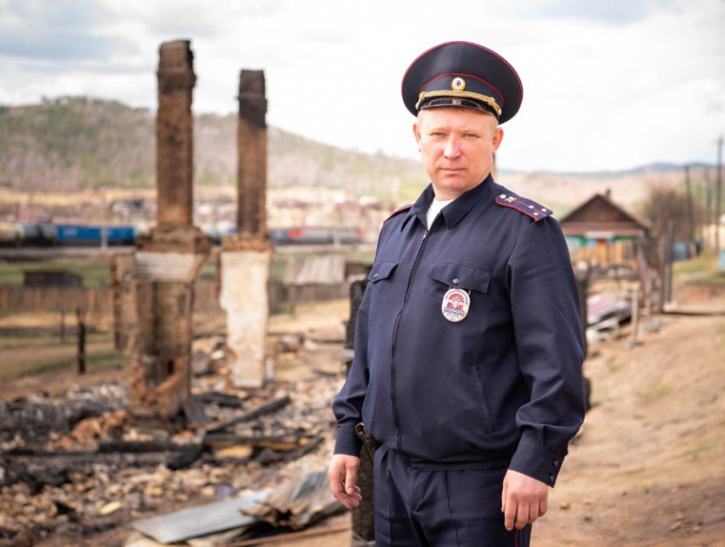 Полицейского из Забайкалья наградят за помощь при пожаре