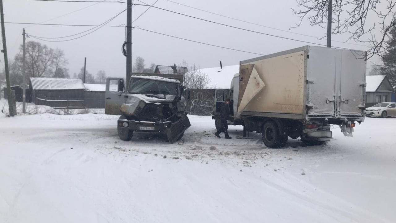 В Архангельской области столкнулись сразу три машины: пострадал человек