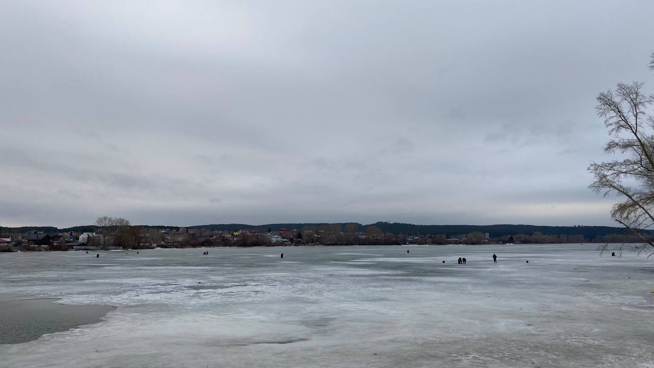 На Химмаше толпа рыбаков-экстремалов оккупировала тающий лед. Видео