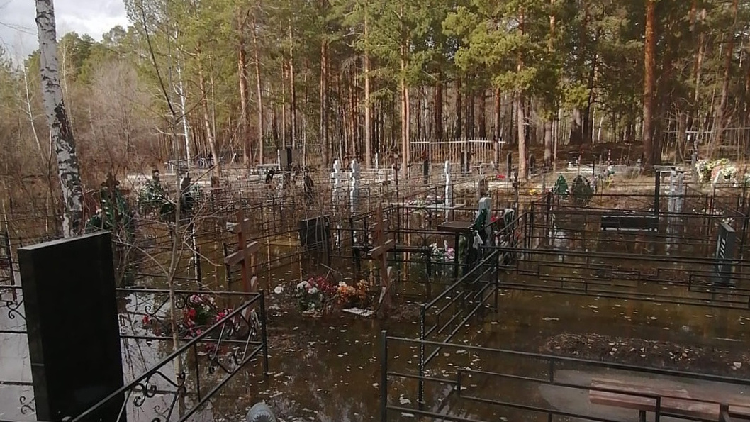 «Воду теперь только кипятить»: в Челябинске подтопило кладбище в бору рядом с Шершнями