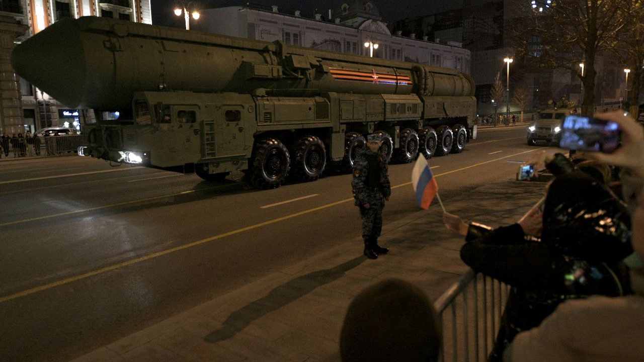 Броневики, солдаты и объятия от холода. Как проходит репетиция парада Победы в центре Москвы: фоторепортаж