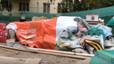 «Есть ли голова и сердце у этих людей?»: Травников отчитал строителей, накрывших мусор баннером о СВО