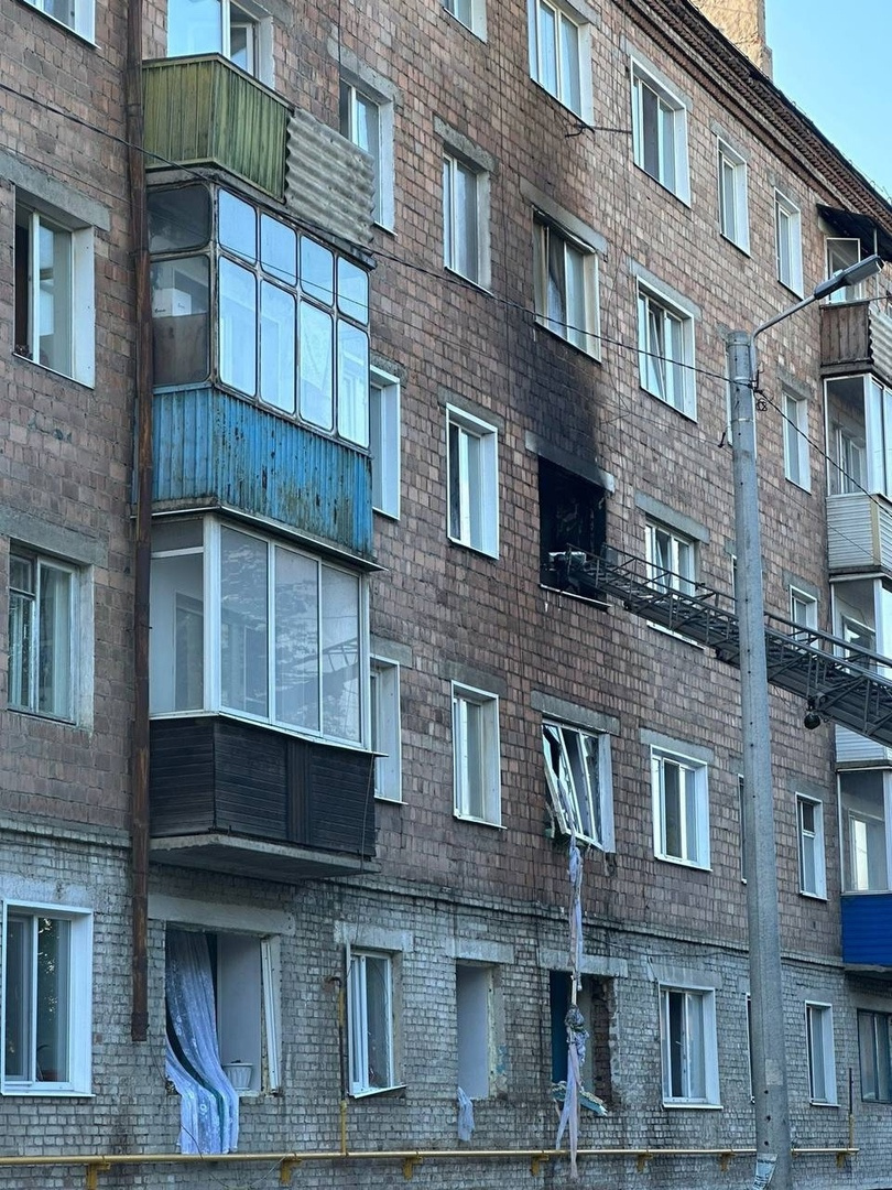 Судя по фото, работы шли на третьем этаже — эта квартира пострадала больше всех в пятиэтажке Судя по фото, работы шли на третьем этаже — эта квартира пострадала больше всех в пятиэтажке