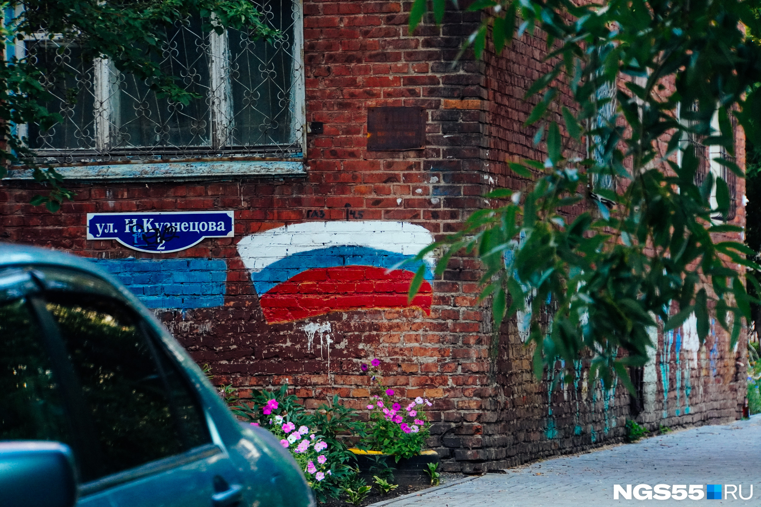 Одновременно и патриотичный арт, и закрашенная реклама Одновременно и патриотичный арт, и закрашенная реклама