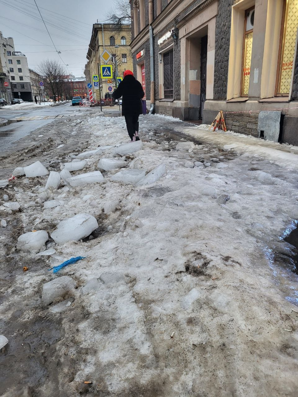 Лужи, лед и гололедица на дорогах Петербурга из-за оттепели в январе, фото  и видео - 24 января 2024 - ФОНТАНКА.ру