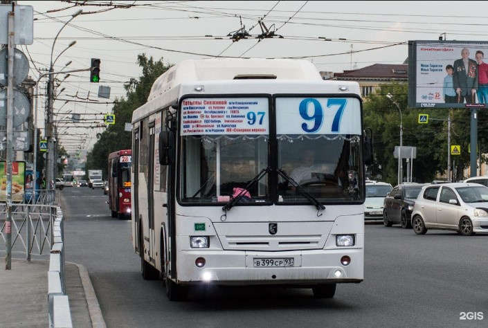 У автобуса в Новосибирске выпало стекло — что случилось до этого