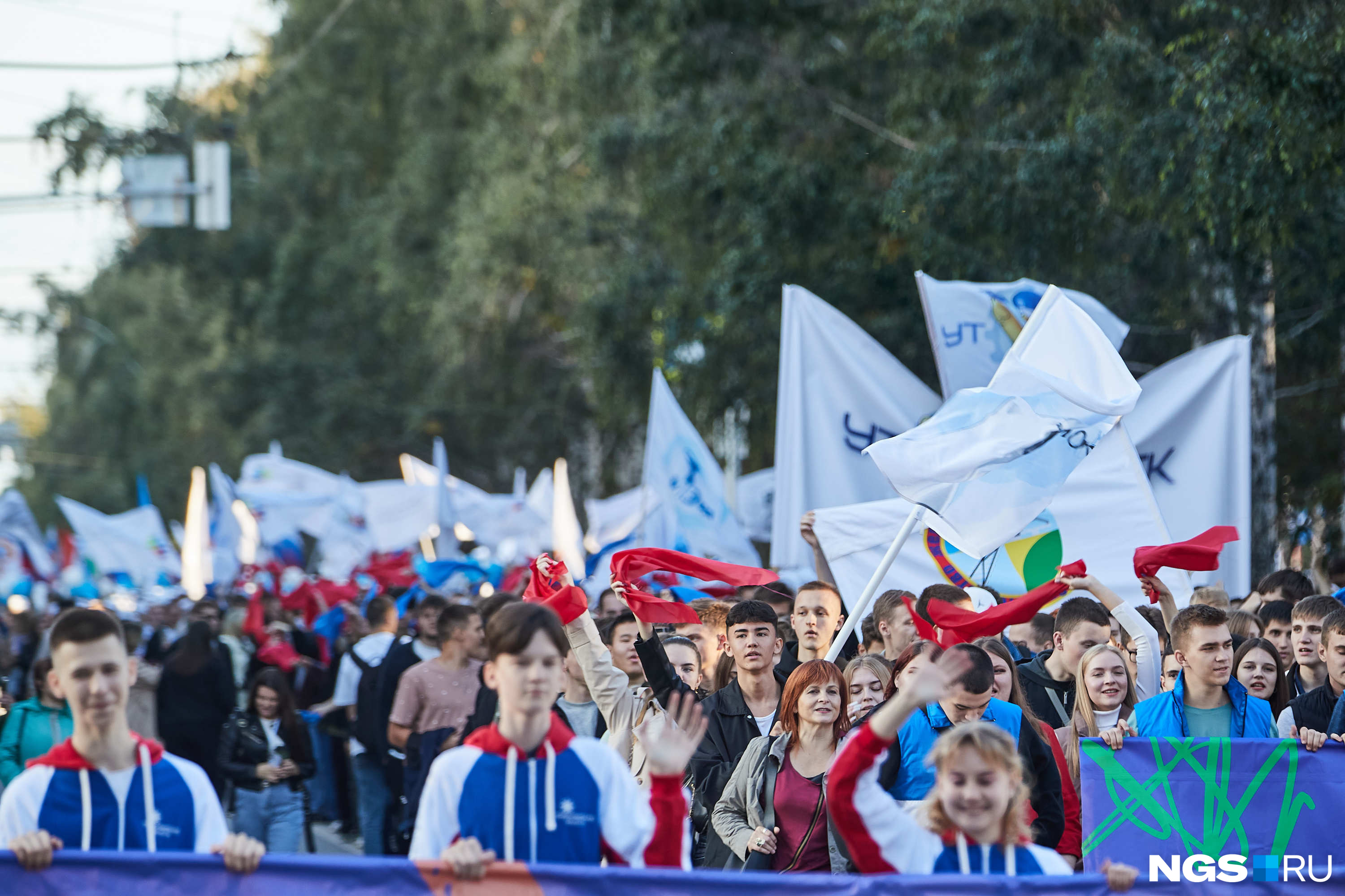 Участники парада шли по Красному проспекту. Шествие завершилось на площади Ленина